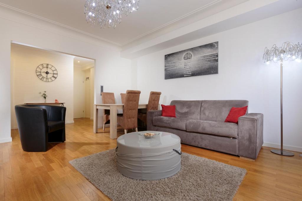 Carlotta 4dx Deluxe Two-Bedroom Apartment with Balcony3