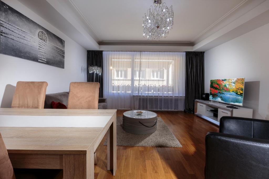 Carlotta 4dx Deluxe Two-Bedroom Apartment with Balcony4