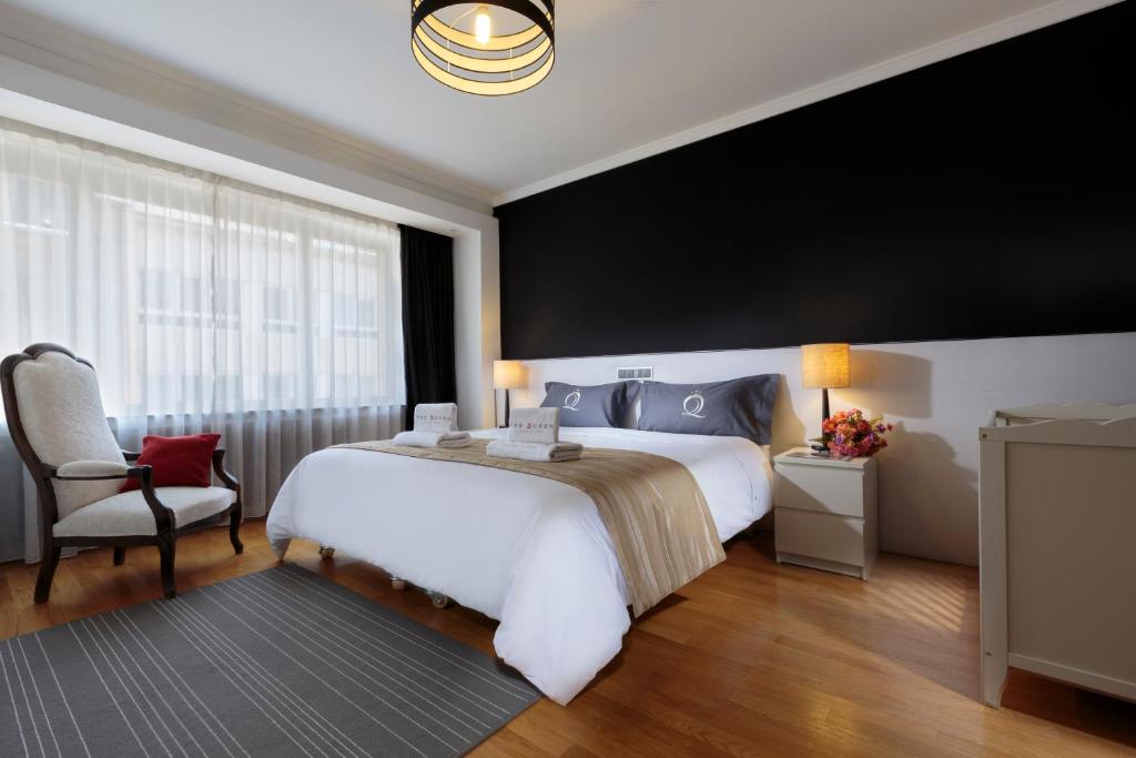 Carlotta 4dx Deluxe Two-Bedroom Apartment with Balcony8